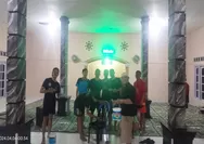 Para Pemuda Lakukan Pengecatan di Masjid Al Munawaroh Kampung Cibata, Desa Barengkok