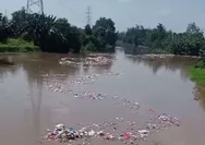 Tumpukan Sampah Padati Kali CBL, Ki Jaga Kali: Kini Berubah Jadi Jalur Distribusi Sampah
