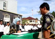 Wali Kota Cirebon Serahkan Petikan SK PPPK Paruh Waktu 2025
