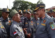 Wakil Wali Kota Bekasi Berbagi Kebahagiaan di Apel Akbar Satlinmas