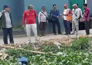 Minimnya Kesadaran Warga,  UPTD Pengelolaan Persampahan Wilayah I DLH Kab Bekasi Angkat Sampah di Kali Kopeng 