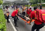 Polisi Bersepeda Sigap Bantu Evakuasi Korban Laka di CFD Jakarta