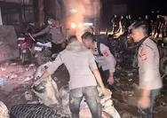 Personel Polri Bersihkan Lumpur dan Sampah Pascabanjir di Jalan Lintas Aceh Tamiang