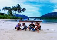 Pantai Pandan Wisata Pantai Di Tapanuli  Tengah, Sumatera Utara 