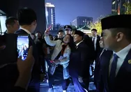 Prabowo ke Beijing, Kerumunan Mahasiswa RI Antusias Sambut di Depan Hotel Minta Selfie