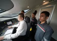 Masinis Indonesia Mulai Memasuki Tahap Praktek Langsung Di Kabin Kereta Whoosh Yang Beroperasi
