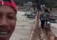 Pecah Isolasi, Gotong Royong Warga Beutong Ateuh Bangun Jembatan Kayu di Arus Deras