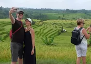 Ketika nilai Rupiah yang kian melemah menarik turis asing untuk tetap tinggal di Indonesia, membuat Warga Indonesia tetap di dalam negeri