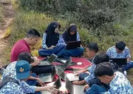 Akibat Susah Sinyal, Pelajar SMP di Lebak Banten Harus Naik Bukit Demi Kerjakan ANBK