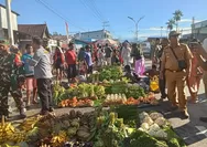 Babinsa Koramil  Timika Bersama Bhabinkamtibmas, Satpol PP dan Disperindag Melaksanakan Penertiban Pasar