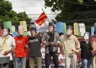 Dukung persatuan pasca Pemilu 2024, JIMI langsungkan aksi topeng capres cawapres, Megawati, Jokowi dan Surya Paloh bergandengan tangan