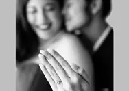 Pamer cincin di jari manis, Sitha Marino dan Bastian Steel resmi bertunangan