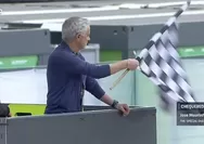 Jose Mourinho Meriahkan MotoGP Portugal 2024, Kibarkan Bendera dan Serahkan Trofi di Podium