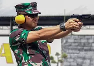 Danmenkav 2 Mar dan Jajaran Berlatih Menembak Pistol di Lapangan Kesatrian Surabaya