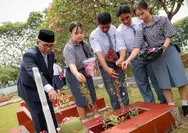 Momentum Hari Pahlawan, Gubernur Andra Soni Dampingi Para Pelajar Tabur Bunga di Makam Pahlawan 