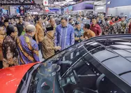 Wapres RI Ma'ruf Amin Kunjungi Booth Hyundai di GIIAS 2024, Menjajal All-New KONA Electric Mobil Listrik dengan Kandungan Lokal Terbesar di Indonesia