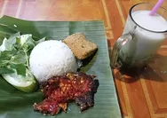 Cita rasa pedas dari ikan manyung asap penyet didampingi minuman dawet ayu manis berpadu gurih, sensasinya bikin nagih