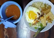Selain mie kari, ayam karage dan bubur kuah, di lokasi kuliner Kedai Sentosa ini tersedia bubur goreng yang renyah di luar dan gurih di dalam