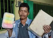 Selain biasa berburu durian utuh, penggemar durian senang pula membeli yang sudah wujud pancake maupun daging durian, ini tempatnya