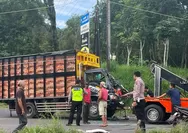 Truk ayam tabrak bak truk di perempatan Salip Putih Salatiga