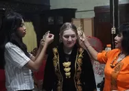 22 mahasiswa asing datangi Desa Glawan Kabupaten Semarang mengenal tradisi Sungkeman, manten dan aksara Jawa