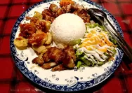 Nasi campur ala Warung Koboi Omah Sawah, nasinya ‘dikepung’ salad, masakan ayam asap, katsu hingga pok pok