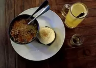 Masakan berkuah seperti soto tangkar dan bakso sari laut banyak dipesan, ada pula nasgor tanpa kecap plus telur ceplok  