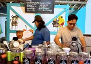 Donat jadul hingga motor klasik jadi bagian dari menghadirkan nuansa vintage di kedai kopi