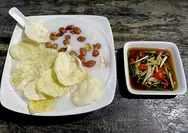 Semangkuk bubur ayam Hong Kong cocok dikonsumsi kapan saja, sambalnya berbahan cabai, jahe, loncang dan kecap asin