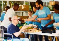 Bagaimana Amal Mendorong Orang Untuk Membantu Mereka Yang Membutuhkan