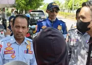 Belum Sehari Ditertibkan, Mobil Kembali Parkir di Badan Jalan Depan RS At Medika dan Bahu Jalan Depan Gacoan 