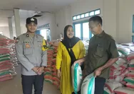 Polsek Batu Hampar Laksanakan Pengamanan Pembagian Beras dan Minyak Goreng Bantuan, Ajak Warga Jaga Kamtibmas