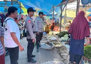 Patroli dan Sambang Pasar, Polsek Batu Hampar Sampaikan Pesan Kamtibmas kepada Pedagang, Pembeli dan Tukang Parkir
