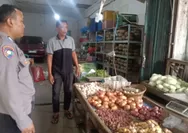 Sambangi Pedagang Sayur, Bhabinkamtibmas Kota Baru  Pantau Ketersediaan Pangan Masyarakat