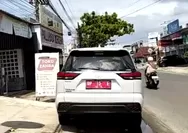 Mobil Dinas Pelat Merah Terpantau Saat Libur 1 Muharam, Tiga Orang Terlihat Keluar Dari Warung Makan