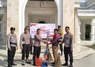 Bakti Religi HUT Bhayangkara Ke-80, Polsek Batu Hampar Bersihkan Masjid