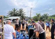 Wujud Nyata Kepedulian Polri untuk Masyarakat, Polda Riau Distribusikan 2.312 Paket Bansos, Bedah Rumah dan Air Bersih
