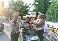 Gelar Kampanye Keselamatan Berlalu Lintas, Subdit Kamsel Ditlantas Polda Riau Bagikan Helm SNI ke Pengguna Jalan