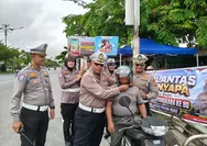Polantas Sapa Pengendara di Jalan, Bagikan Helm SNI dan ajak Pengendara Patuhi Tata Tertb Berlalu Lintas