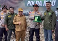 Di Hari Mangrove Sedunia, Yayasan Generasi Hijau Beri Penghargaan ke Kapolda Riau