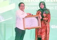 Dosen FEB UGM Rika Fatimah Terima Penghargaan Lencana Satya Transmigrasi