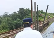 Imbas longsor jalur rel kereta api Jurusan Stasiun Cilame Sasaksaat Kabupaten Bandung  Membuat 5 Perjalanan KAI Tertunda 