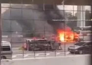 Kebakaran Satu Unit Avanza di Tol Jakarta Cikampek, ini Penyebab i 