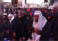 Aksi Solidaritas untuk Palestina, Momen Muslim AS Awali Ramadan dengan Salat Tarawih Berjamaah di Times Square New York Banjir Pujian Netizen