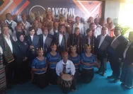 Ketum DPP NasDem Surya Paloh Disambut Tarian Caci di Lokasi Rakerwil