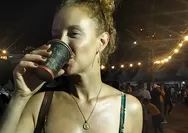 Bule Asal 6 Negara Beli Sari Toga di Labuan Bajo Diproduksi Seorang Guru SMK