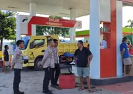 Kapolsek Lembor Pimpin Patroli di SPBU Pasca Kenaikan Pertamina Dex