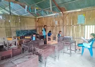 Gedung SMPN 19 Borong Memprihatinkan: Pelupuh Lapuk Dimakan Rayap, 19 Siswa Angkatan Pertama Ujian di Ruang Darurat