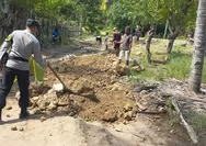 Polisi Bersama Warga Perbaiki Jalan di Kampung Lenteng