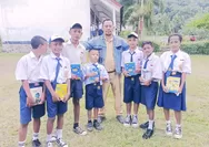 Sambut Bulan Kemerdekaan, Hendrik Gabu Galang Bantuan untuk Anak Yatim-Piatu di SMPN Satu Atap Munde Manggarai Timur